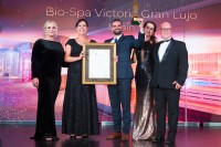 08072019 Victoria López, presidenta de Grupo Fedola, y Abraham Portocarrero, director de Bio-Spa, reciben el premio a mejor spa del mundo.jpg